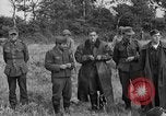 Standbild deutschen Kriegsgefangenen auf einem Feld in Frankreich Frankreich, 1944, aus Sekunde 14 historischem Filmmaterial Videoclip 65675049234