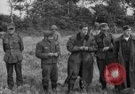Standbild deutschen Kriegsgefangenen auf einem Feld in Frankreich Frankreich, 1944, aus Sekunde 15 historischem Filmmaterial Videoclip 65675049234