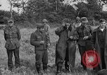 Standbild deutschen Kriegsgefangenen auf einem Feld in Frankreich Frankreich, 1944, aus Sekunde 16 historischem Filmmaterial Videoclip 65675049234
