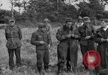 Standbild deutschen Kriegsgefangenen auf einem Feld in Frankreich Frankreich, 1944, aus Sekunde 17 historischem Filmmaterial Videoclip 65675049234