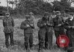 Standbild deutschen Kriegsgefangenen auf einem Feld in Frankreich Frankreich, 1944, aus Sekunde 18 historischem Filmmaterial Videoclip 65675049234