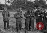 Standbild deutschen Kriegsgefangenen auf einem Feld in Frankreich Frankreich, 1944, aus Sekunde 19 historischem Filmmaterial Videoclip 65675049234
