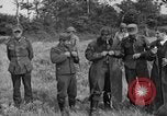 Standbild deutschen Kriegsgefangenen auf einem Feld in Frankreich Frankreich, 1944, aus Sekunde 20 historischem Filmmaterial Videoclip 65675049234