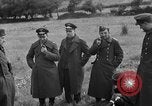 Standbild deutschen Kriegsgefangenen auf einem Feld in Frankreich Frankreich, 1944, aus Sekunde 21 historischem Filmmaterial Videoclip 65675049234