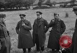 Standbild deutschen Kriegsgefangenen auf einem Feld in Frankreich Frankreich, 1944, aus Sekunde 22 historischem Filmmaterial Videoclip 65675049234