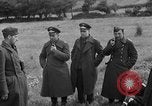Standbild deutschen Kriegsgefangenen auf einem Feld in Frankreich Frankreich, 1944, aus Sekunde 23 historischem Filmmaterial Videoclip 65675049234