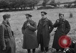 Standbild deutschen Kriegsgefangenen auf einem Feld in Frankreich Frankreich, 1944, aus Sekunde 24 historischem Filmmaterial Videoclip 65675049234
