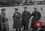 Standbild deutschen Kriegsgefangenen auf einem Feld in Frankreich Frankreich, 1944, aus Sekunde 25 historischem Filmmaterial Videoclip 65675049234