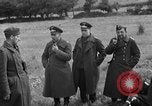Standbild deutschen Kriegsgefangenen auf einem Feld in Frankreich Frankreich, 1944, aus Sekunde 26 historischem Filmmaterial Videoclip 65675049234