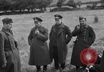Standbild deutschen Kriegsgefangenen auf einem Feld in Frankreich Frankreich, 1944, aus Sekunde 27 historischem Filmmaterial Videoclip 65675049234