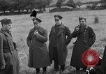 Standbild deutschen Kriegsgefangenen auf einem Feld in Frankreich Frankreich, 1944, aus Sekunde 28 historischem Filmmaterial Videoclip 65675049234