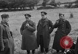 Standbild deutschen Kriegsgefangenen auf einem Feld in Frankreich Frankreich, 1944, aus Sekunde 29 historischem Filmmaterial Videoclip 65675049234