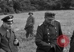 Standbild deutschen Kriegsgefangenen auf einem Feld in Frankreich Frankreich, 1944, aus Sekunde 30 historischem Filmmaterial Videoclip 65675049234