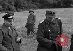 Standbild deutschen Kriegsgefangenen auf einem Feld in Frankreich Frankreich, 1944, aus Sekunde 31 historischem Filmmaterial Videoclip 65675049234