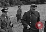 Standbild deutschen Kriegsgefangenen auf einem Feld in Frankreich Frankreich, 1944, aus Sekunde 32 historischem Filmmaterial Videoclip 65675049234