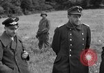 Standbild deutschen Kriegsgefangenen auf einem Feld in Frankreich Frankreich, 1944, aus Sekunde 33 historischem Filmmaterial Videoclip 65675049234