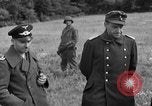 Standbild deutschen Kriegsgefangenen auf einem Feld in Frankreich Frankreich, 1944, aus Sekunde 34 historischem Filmmaterial Videoclip 65675049234
