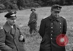 Standbild deutschen Kriegsgefangenen auf einem Feld in Frankreich Frankreich, 1944, aus Sekunde 35 historischem Filmmaterial Videoclip 65675049234