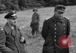Standbild deutschen Kriegsgefangenen auf einem Feld in Frankreich Frankreich, 1944, aus Sekunde 36 historischem Filmmaterial Videoclip 65675049234