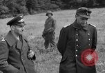 Standbild deutschen Kriegsgefangenen auf einem Feld in Frankreich Frankreich, 1944, aus Sekunde 37 historischem Filmmaterial Videoclip 65675049234