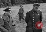 Standbild deutschen Kriegsgefangenen auf einem Feld in Frankreich Frankreich, 1944, aus Sekunde 38 historischem Filmmaterial Videoclip 65675049234