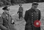 Standbild deutschen Kriegsgefangenen auf einem Feld in Frankreich Frankreich, 1944, aus Sekunde 39 historischem Filmmaterial Videoclip 65675049234