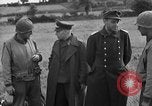 Standbild deutschen Kriegsgefangenen auf einem Feld in Frankreich Frankreich, 1944, aus Sekunde 40 historischem Filmmaterial Videoclip 65675049234