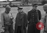 Standbild deutschen Kriegsgefangenen auf einem Feld in Frankreich Frankreich, 1944, aus Sekunde 41 historischem Filmmaterial Videoclip 65675049234