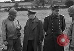 Standbild deutschen Kriegsgefangenen auf einem Feld in Frankreich Frankreich, 1944, aus Sekunde 42 historischem Filmmaterial Videoclip 65675049234