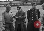 Standbild deutschen Kriegsgefangenen auf einem Feld in Frankreich Frankreich, 1944, aus Sekunde 43 historischem Filmmaterial Videoclip 65675049234