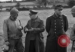 Standbild deutschen Kriegsgefangenen auf einem Feld in Frankreich Frankreich, 1944, aus Sekunde 44 historischem Filmmaterial Videoclip 65675049234