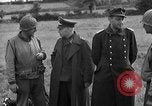 Standbild deutschen Kriegsgefangenen auf einem Feld in Frankreich Frankreich, 1944, aus Sekunde 45 historischem Filmmaterial Videoclip 65675049234