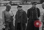 Standbild deutschen Kriegsgefangenen auf einem Feld in Frankreich Frankreich, 1944, aus Sekunde 46 historischem Filmmaterial Videoclip 65675049234