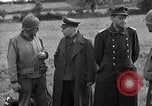 Standbild deutschen Kriegsgefangenen auf einem Feld in Frankreich Frankreich, 1944, aus Sekunde 47 historischem Filmmaterial Videoclip 65675049234