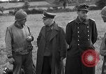 Standbild deutschen Kriegsgefangenen auf einem Feld in Frankreich Frankreich, 1944, aus Sekunde 48 historischem Filmmaterial Videoclip 65675049234