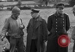Standbild deutschen Kriegsgefangenen auf einem Feld in Frankreich Frankreich, 1944, aus Sekunde 49 historischem Filmmaterial Videoclip 65675049234