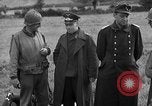 Standbild deutschen Kriegsgefangenen auf einem Feld in Frankreich Frankreich, 1944, aus Sekunde 50 historischem Filmmaterial Videoclip 65675049234