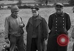 Standbild deutschen Kriegsgefangenen auf einem Feld in Frankreich Frankreich, 1944, aus Sekunde 51 historischem Filmmaterial Videoclip 65675049234