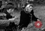 Standbild deutschen Kriegsgefangenen auf einem Feld in Frankreich Frankreich, 1944, aus Sekunde 53 historischem Filmmaterial Videoclip 65675049234
