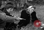Standbild deutschen Kriegsgefangenen auf einem Feld in Frankreich Frankreich, 1944, aus Sekunde 54 historischem Filmmaterial Videoclip 65675049234