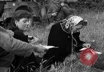 Standbild deutschen Kriegsgefangenen auf einem Feld in Frankreich Frankreich, 1944, aus Sekunde 55 historischem Filmmaterial Videoclip 65675049234