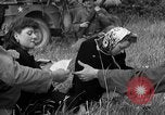 Standbild deutschen Kriegsgefangenen auf einem Feld in Frankreich Frankreich, 1944, aus Sekunde 56 historischem Filmmaterial Videoclip 65675049234