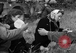 Standbild deutschen Kriegsgefangenen auf einem Feld in Frankreich Frankreich, 1944, aus Sekunde 57 historischem Filmmaterial Videoclip 65675049234
