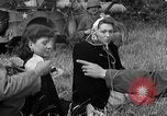 Standbild deutschen Kriegsgefangenen auf einem Feld in Frankreich Frankreich, 1944, aus Sekunde 58 historischem Filmmaterial Videoclip 65675049234