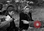 Standbild deutschen Kriegsgefangenen auf einem Feld in Frankreich Frankreich, 1944, aus Sekunde 59 historischem Filmmaterial Videoclip 65675049234