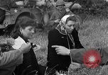 Standbild deutschen Kriegsgefangenen auf einem Feld in Frankreich Frankreich, 1944, aus Sekunde 60 historischem Filmmaterial Videoclip 65675049234