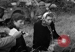 Standbild deutschen Kriegsgefangenen auf einem Feld in Frankreich Frankreich, 1944, aus Sekunde 61 historischem Filmmaterial Videoclip 65675049234