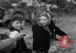 Standbild deutschen Kriegsgefangenen auf einem Feld in Frankreich Frankreich, 1944, aus Sekunde 62 historischem Filmmaterial Videoclip 65675049234