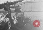 Standbild US-Soldat suche ein Gefangener Cherbourg Frankreich, 1944, aus Sekunde 1 historischem Filmmaterial Videoclip 65675049236