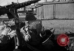 Standbild US-Soldat suche ein Gefangener Cherbourg Frankreich, 1944, aus Sekunde 3 historischem Filmmaterial Videoclip 65675049236